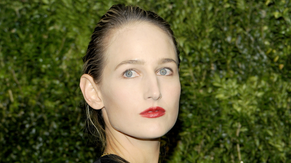 Leelee Sobieski posing, looking away from the camera