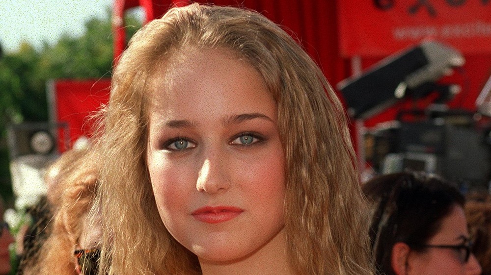 Leelee Sobieski smiling in front of the press