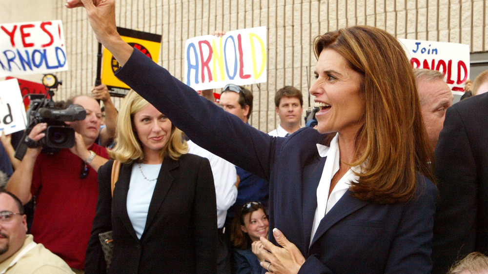 Maria Shriver waiving to fans