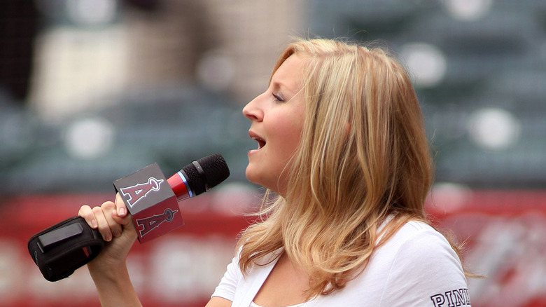 Lindsay Ridgeway singing national anthem