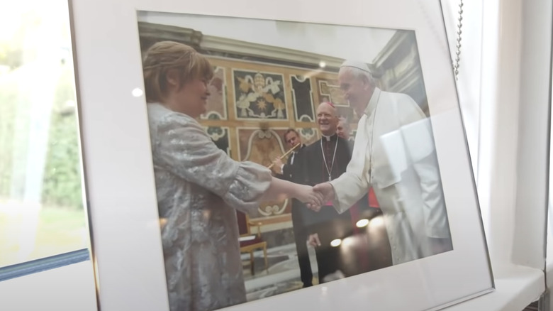 A picture of Susan Boyle meeting pope