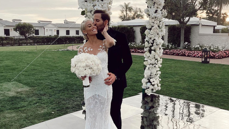 Heather, Tarek El Moussa posing, wedding day