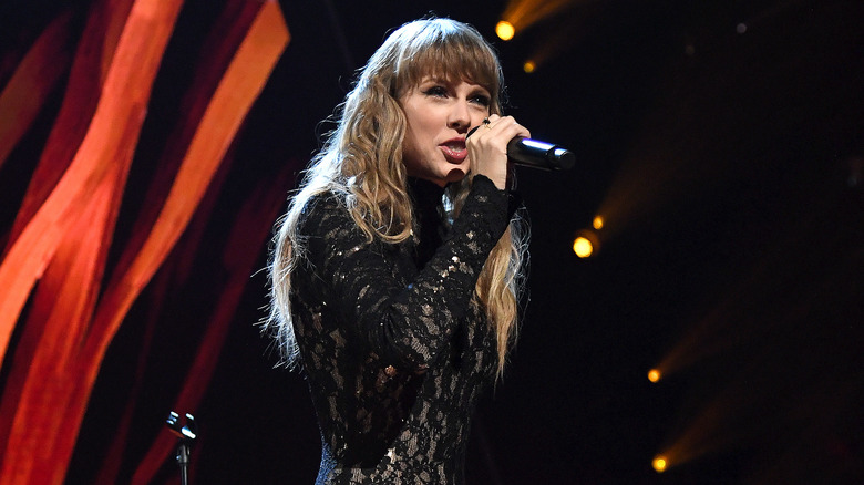 Taylor Swift performing