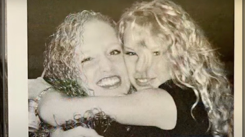 Yearbook picture of Taylor Swift hugging girl