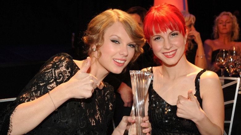 Taylor Swift and Hayley Williams, thumbs up