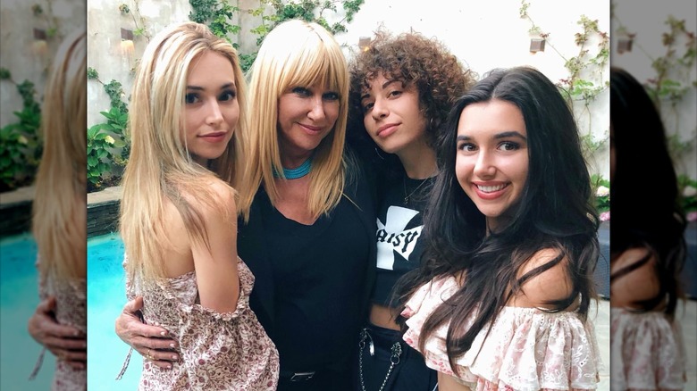 Suzanne Somers posing with her granddaughters