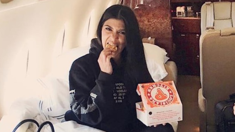 Kardashian sisters eating Popeyes chicken