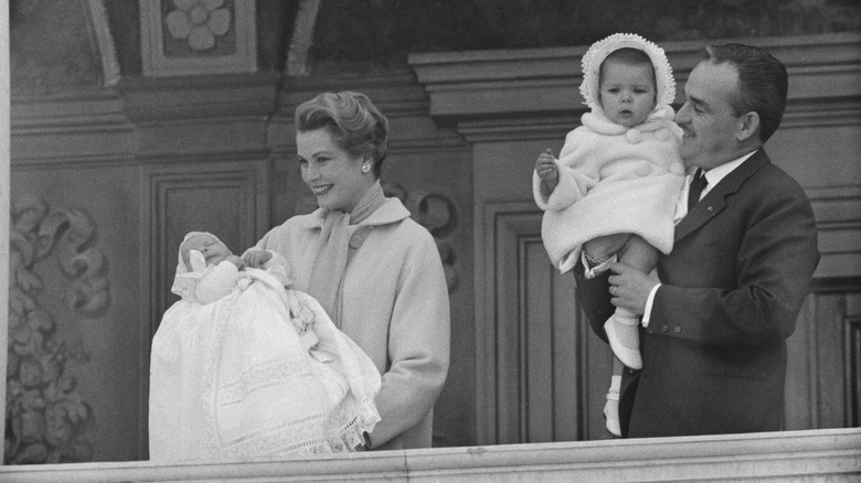 Grace Kelly and Prince Rainier with their children