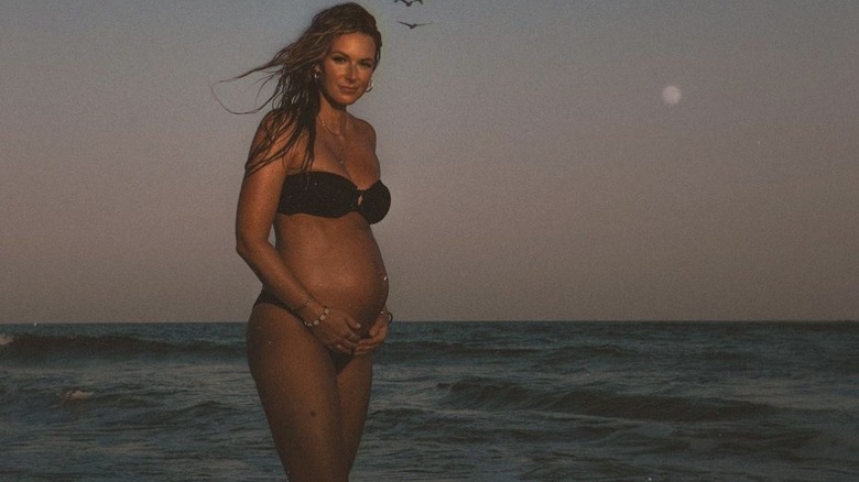 Chelsea Meissner pregnant at the beach