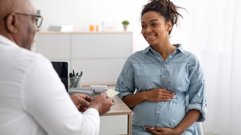 Pregnant woman and doctor 