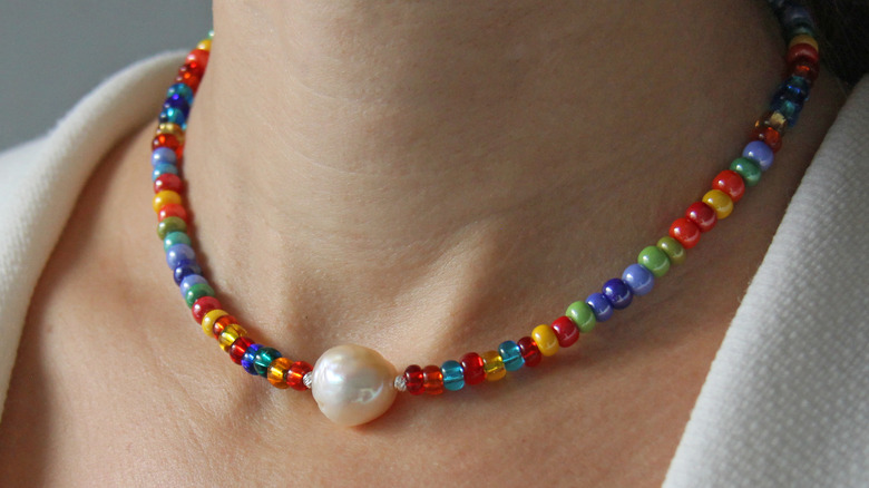 Beaded necklace with pearl