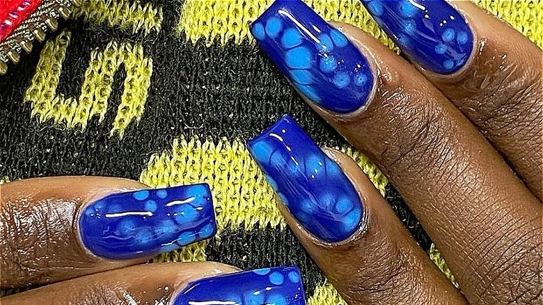 Blue blooming gel nails
