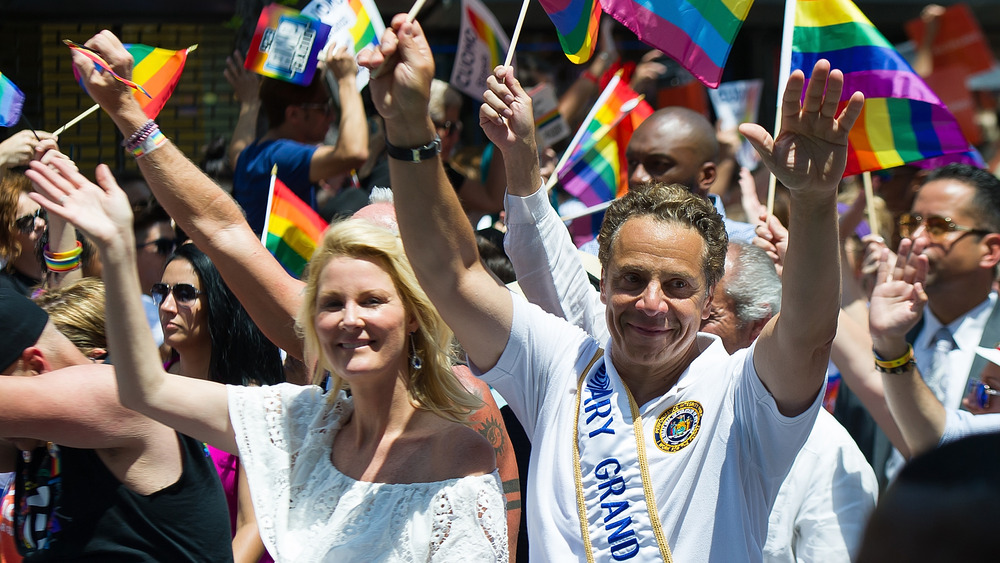 Sandra Lee and Andrew Cuomo march in an LGBQT parade.