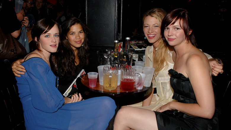 The cast of "The Sisterhood of the Traveling Pants" sitting at a table