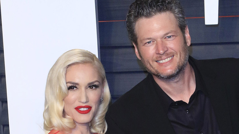 Blake Shelton and Gwen Stefani posing