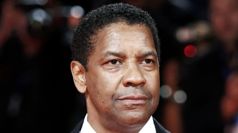 Denzel Washington dressed up on the red carpet