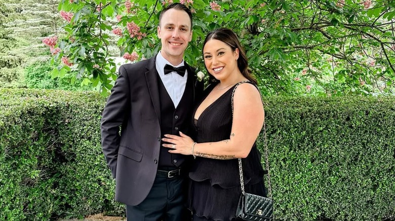 Alaina Scott posing for photos with her husband