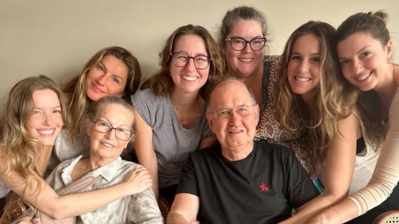 Gisele smiles with her parents and five sisters