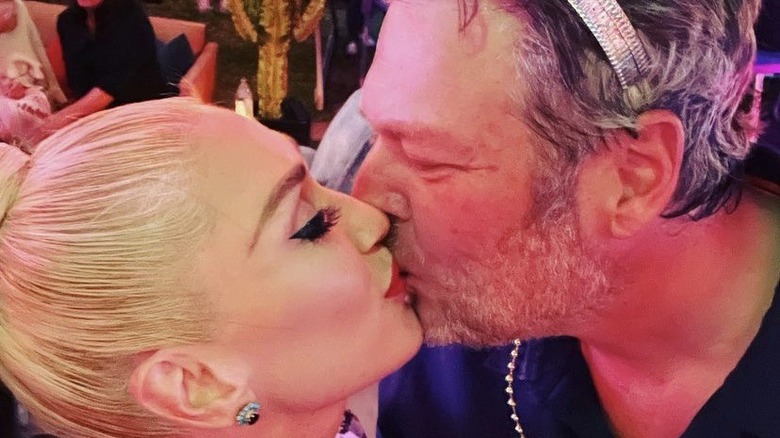 Gwen Stefani and Blake Shelton kissing