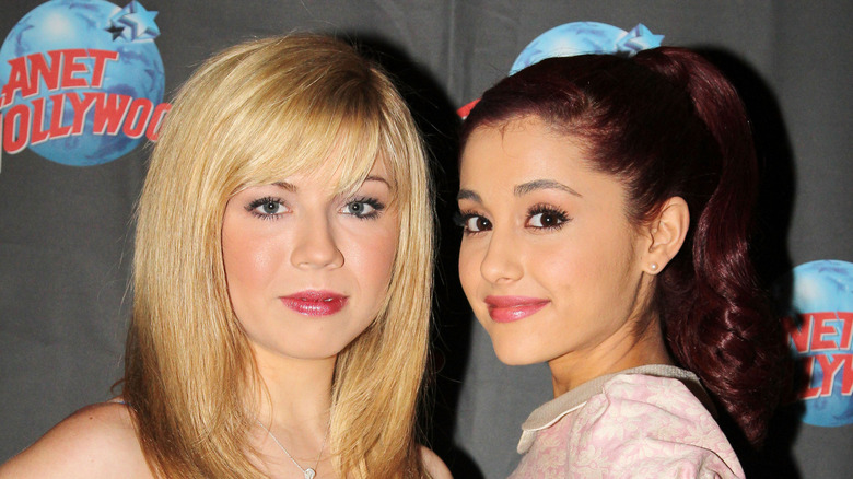 Jennette McCurdy posing with Ariana Grande