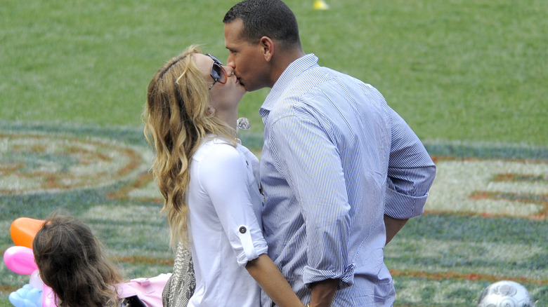 kate hudson and alex rodriguez kissing