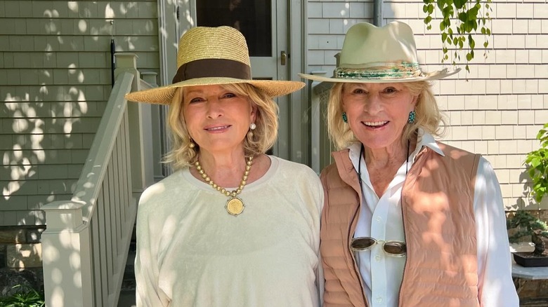 Martha Stewart with her sister Kathy Evans