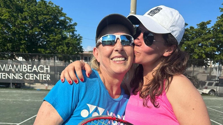 Martina Navratilova and Julia Lemigova posing together