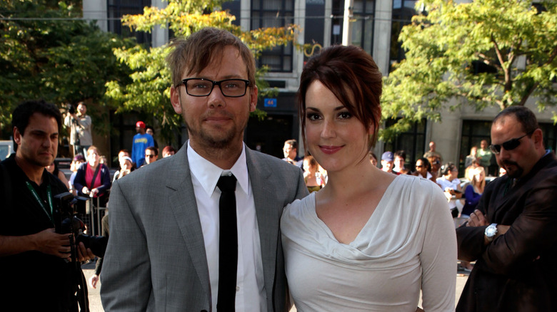 Melanie Lynskey and Jimmi Simpson posing together