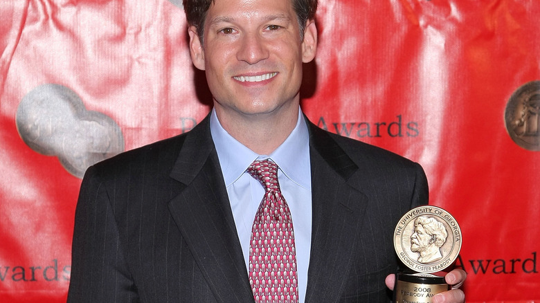 Richard Engel receiving Peabody award