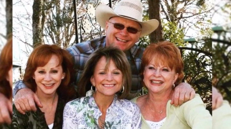 Reba McEntire with her brother Pake and her sisters Susie and Alice