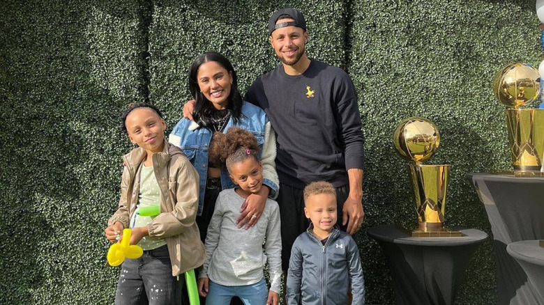 Stephen Curry posing with his family