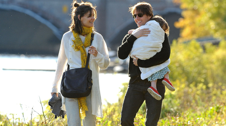 Katie Holmes with Tom Cruise holding Suri