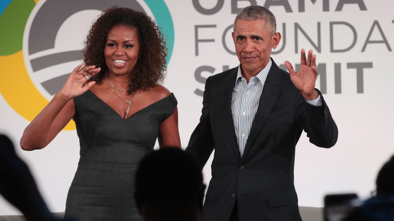 Michelle Obama and Barack Obama waving 