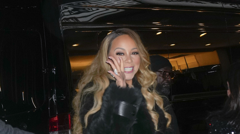 Mariah Carey waving