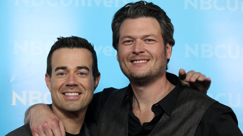 Carson Daly and Blake Shelton posing