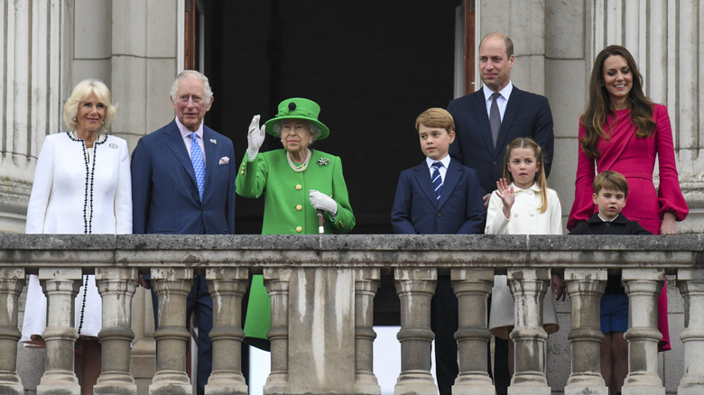 Queen Elizabeth and family on Buckingham Palace balcony Platinum Jubilee