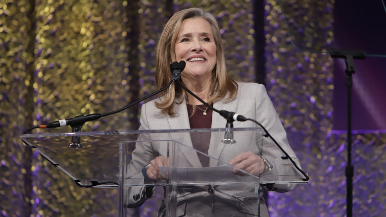 Meredith Vieira speaking at a podium