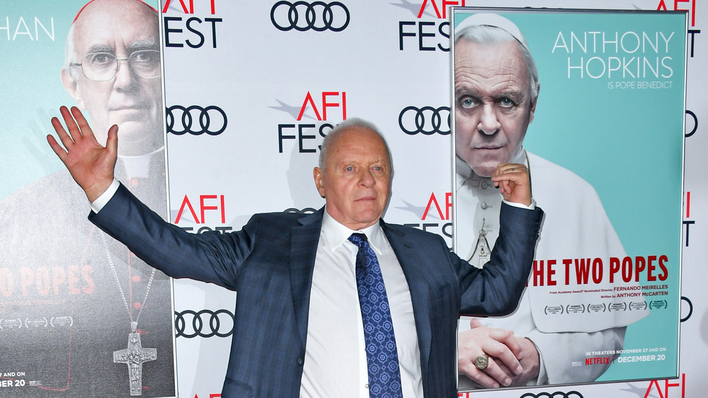 Anthony Hopkins poses on the red carpet