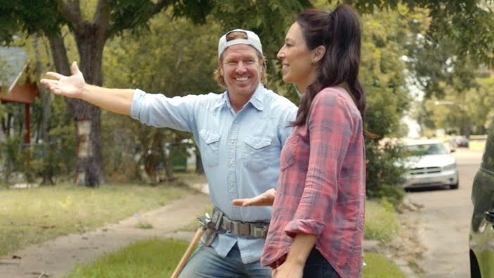 Chip and Joanna from Fixer Upper outside