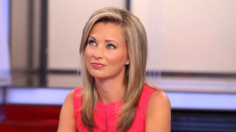 Sandra Smith looking up on Fox News