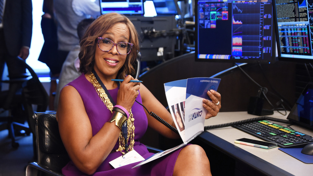 Gayle King holding a pen