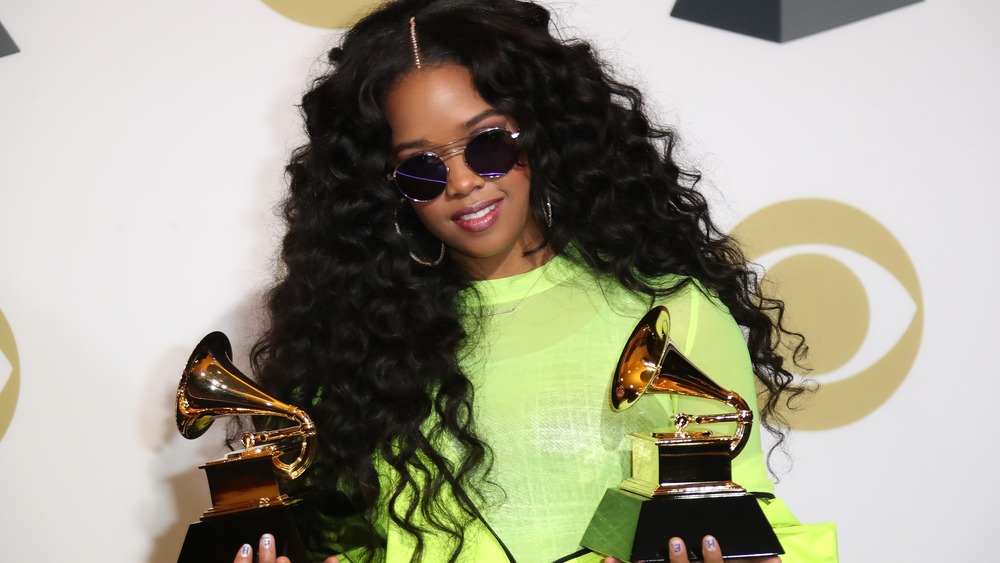 H.E.R. holding her Grammys