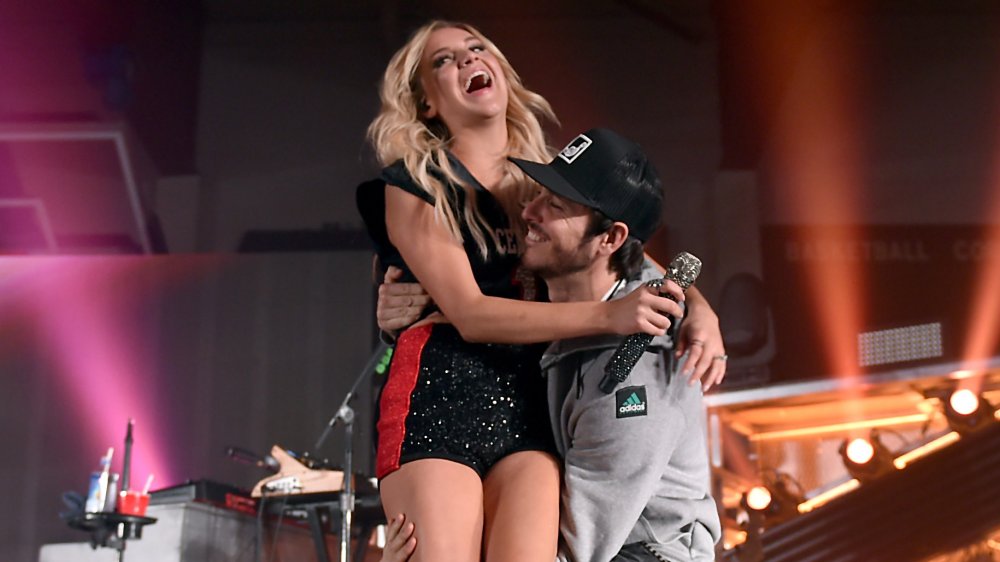 Morgan Evans surprises Kelsea Ballerini onstage while performing in 2017 