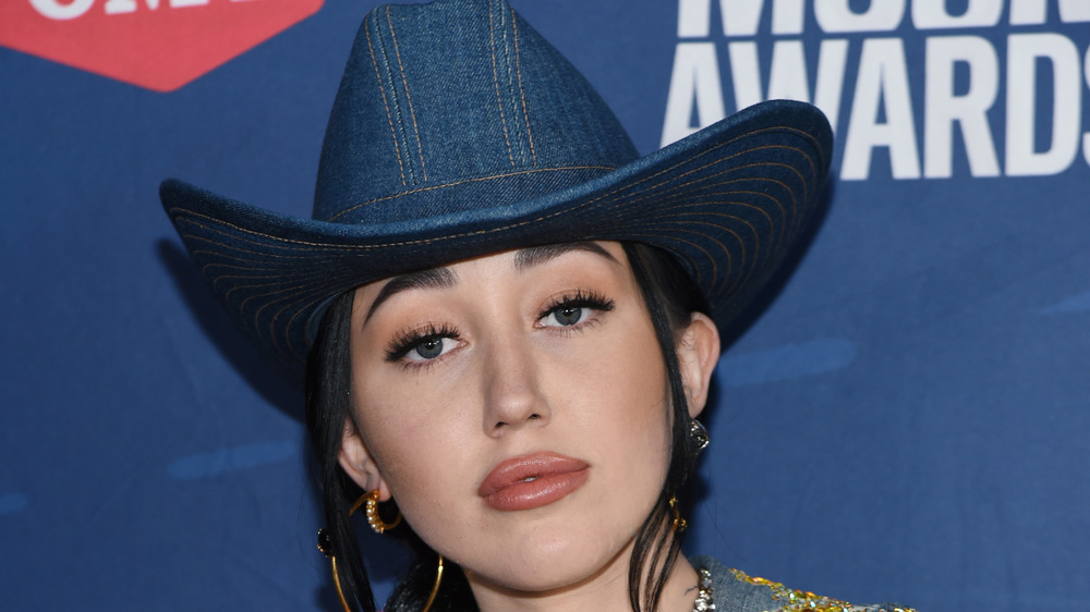 Noah Cyrus posing