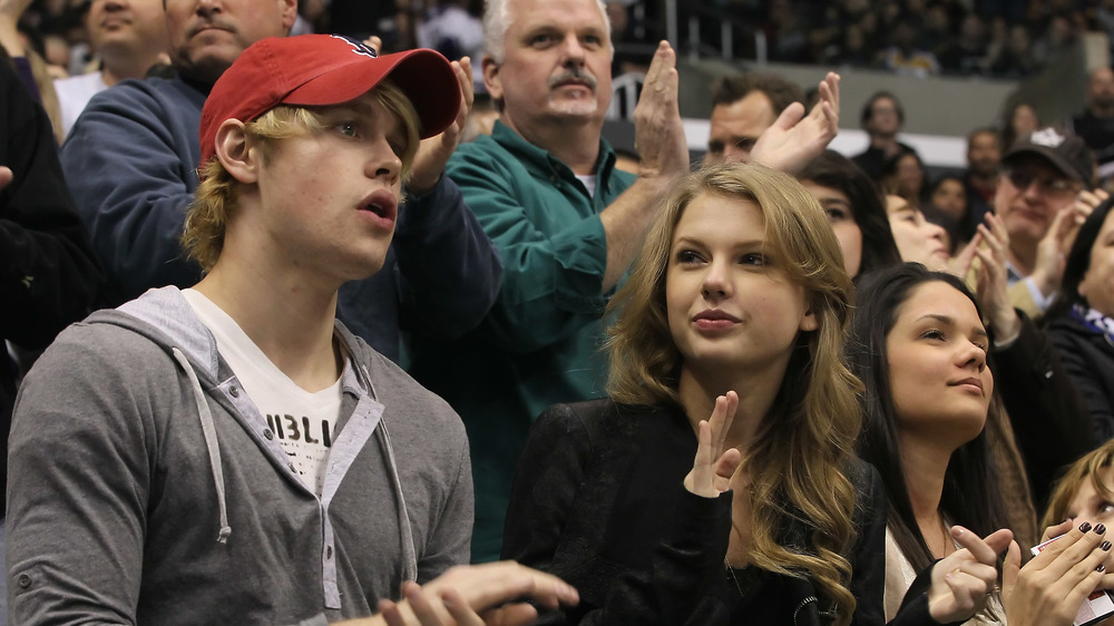 Chord Overstreet and Taylor Swift applauding