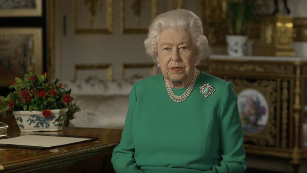 Queen Elizabeth wearing the royal family's jewelry