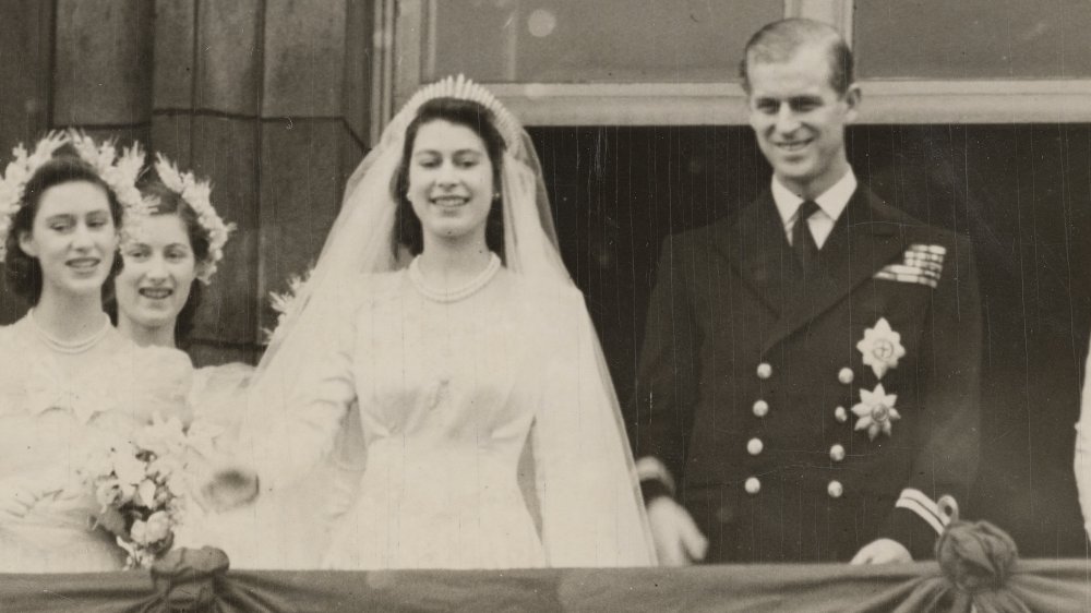 Queen Elizabeth wearing the royal family's jewelry