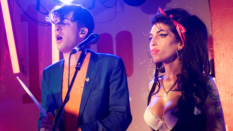 Amy Winehouse and Mark Ronson performing