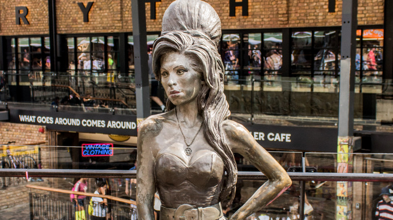 Amy Winehouse statue