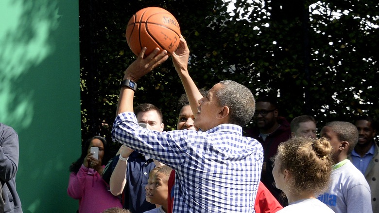 Barack Obama shooting hoops